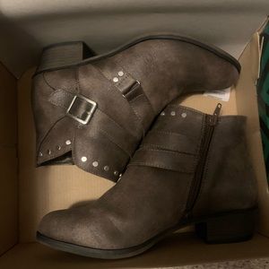 Women’s size 7 boots/booties